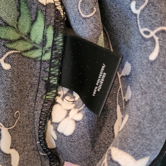 NWOT Beautiful Ann Taylor Floral Top - Picture 6 of 7